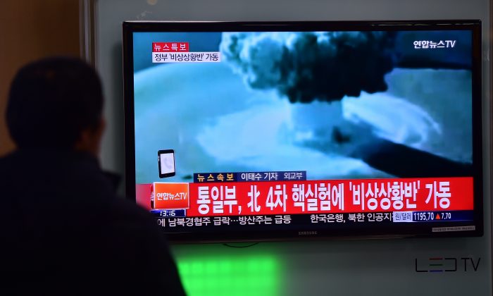 La gente ve una presentación de noticias sobre la primera prueba de bomba de hidrógeno de Corea del Norte, en una estación de ferrocarril en Seúl, Corea del Sur, el 6 de enero de 2016. (Jung Yeon-je/AFP/Getty Images)