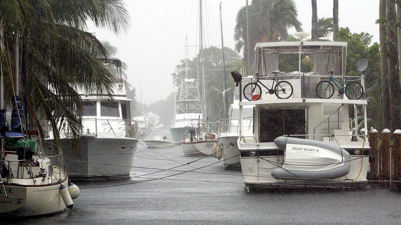 Los barcos se sientan atados en los canales después de ser sacados de las marinas el 25 de septiembre de 2004 en Fort Lauderdale, Florida (EE.UU.). (Foto de Sharon A. Graham/Getty Images)