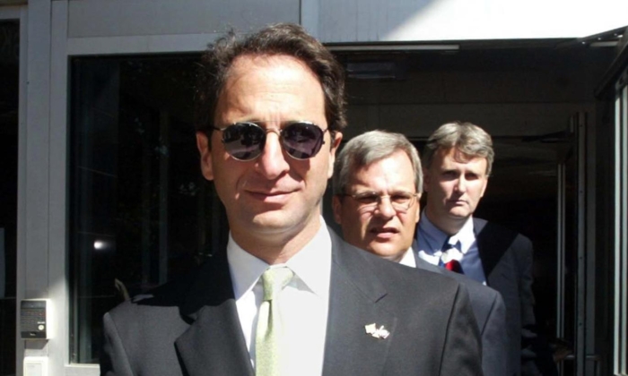 El fiscal federal Andrew Weissmann abandona el edificio federal Bob Casey en Houston, Texas. (JAMES NIELSEN/AFP vía Getty Images)