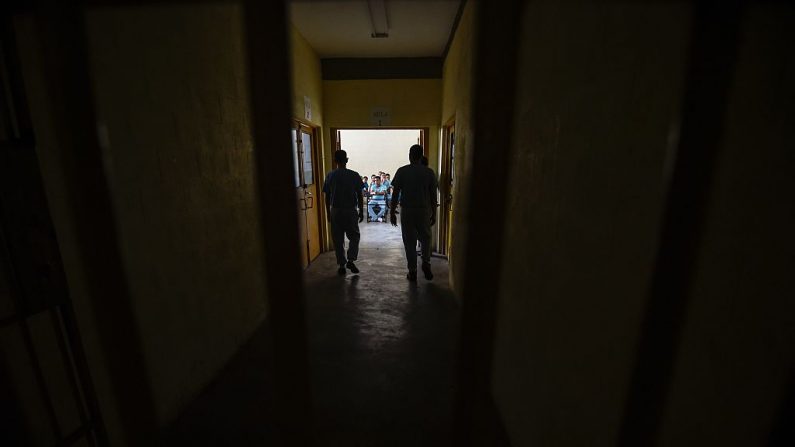 Los reclusos son vistos en un sector de la prisión El Rodeo en Guatire, a 20 km de Caracas (Venezuela), el 1 de julio de 2016. (Foto de JUAN BARRETO/AFP a través de Getty Images)