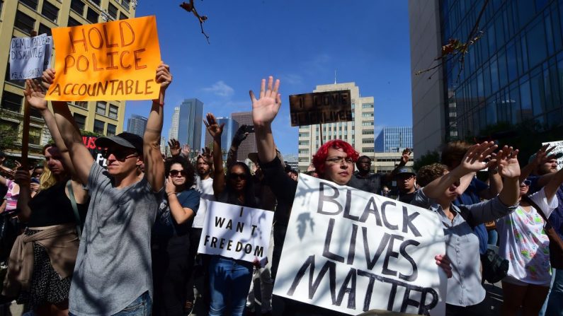Cientos de personas se reúnen en una manifestación de Black Lives Matter frente a la sede del Departamento de Policía de Los Ángeles, el 12 de julio de 2016, en Los Ángeles, California. (Frederic J. Brown/AFP/Getty Images)
