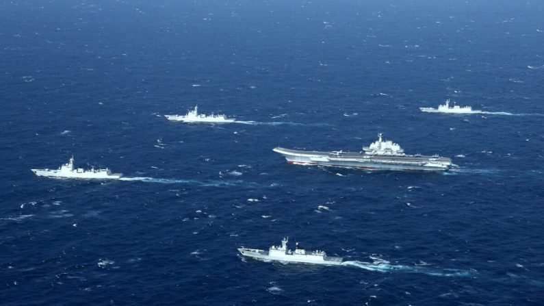 Una formación de la armada china, incluido el portaaviones Liaoning (centro), durante los simulacros militares en el Mar del Sur de China, el 2 de enero de 2017. (STR/AFP a través de Getty Images).