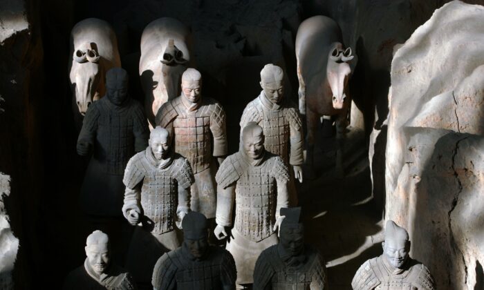 Antiguos soldados y caballos de terracota se ven en el pozo número 1 del Museo de Guerreros y Caballos de Terracota de Qin, en Lintong, provincia de Shaanxi, China, el 24 de octubre de 2007. (China Photos/Getty Images)
