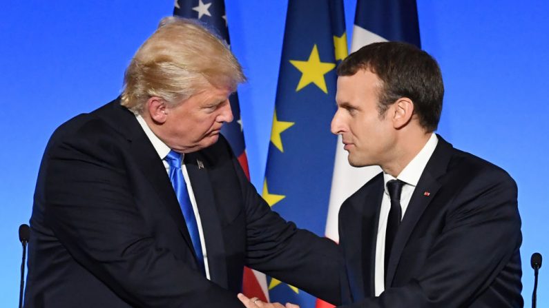 El presidente de Estados Unidos, Donald Trump (izq.), y el presidente francés, Emmanuel Macron (der.), se dan la mano al final de una conferencia de prensa en el Palacio del Elíseo en París, el 13 de julio de 2017, durante el centésimo aniversario de la participación de Estados Unidos en la Primera Guerra Mundial. (ALAIN JOCARD/AFP a través de Getty Images)
