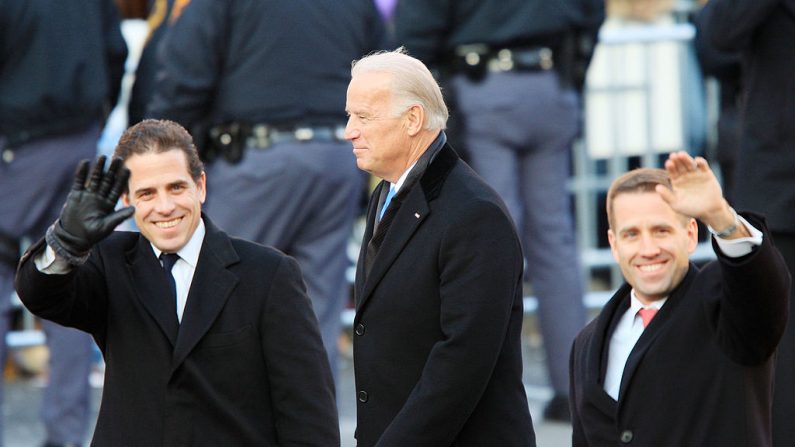 El exvicepresidente Joe Biden (c) y sus hijos Hunter (izq) y Beau (der) caminan en el desfile inaugural del 20 de enero de 2009 en Washington, DC., cuando Barack Obama asumió como presidente de Estados Unidos (David McNew/Getty Images)