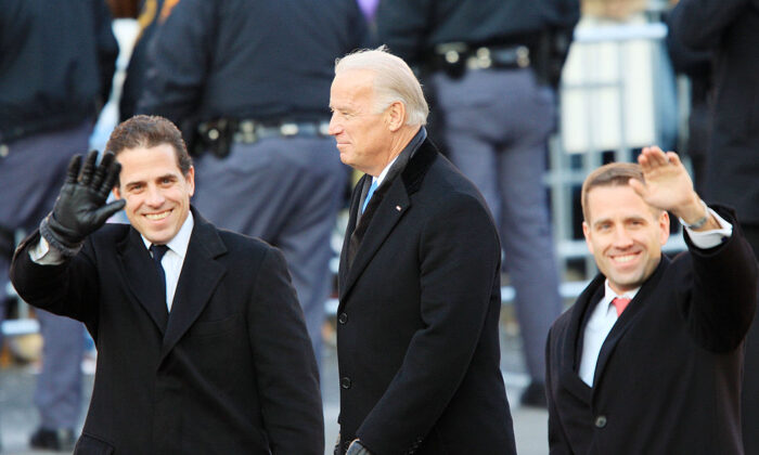 El exvicepresidente de EE.UU. Joe Biden y sus hijos Hunter Biden (Izq.) y Beau Biden caminan en el desfile inaugural en Washington el 20 de enero de 2009. (David McNew/Getty Images)