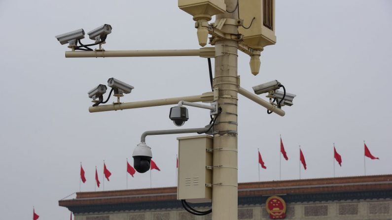 Vista de cámaras de vigilancia montadas sobre un poste de luz en la plaza de Tiananmen, en Beijing (China), foto tomada el 11 de marzo de 2018. (Foto de Etienne Oliveau/Getty Images)