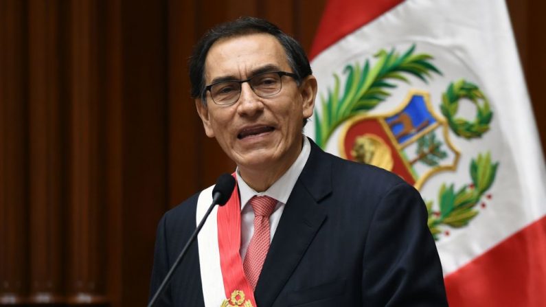 El expresidente de Perú, Martín Vizcarra, pronuncia un discurso después de prestar juramento durante una ceremonia en el Congreso de Lima el 23 de marzo de 2018. (Cris Bouroncle/AFP/Getty Images)