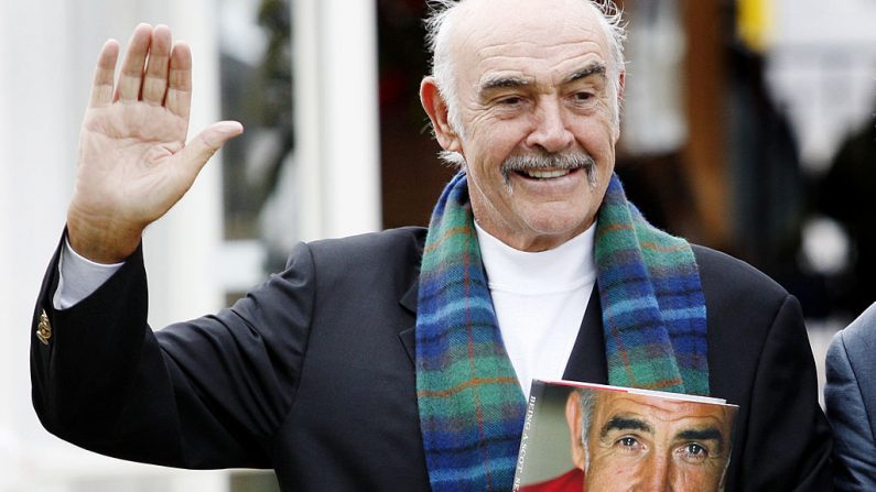 La leyenda del cine escocés Sir Sean Connery posa para los fotógrafos mientras promociona su nuevo libro, titulado "Being a Scot" en el Festival Internacional del Libro de Edimburgo, en los jardines de Charlotte Square, en Edimburgo, el 25 de agosto de 2008. (Ed Jones/AFP vía Getty Images)