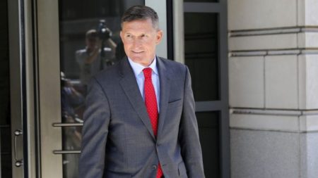Fue eliminado por política el borrador original del informe de entrevista de Flynn, dice el DOJ