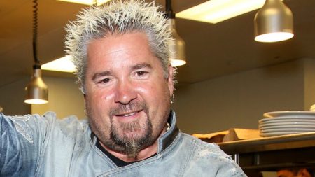 Cocina móvil de Guy Fieri alimenta a miles de bomberos que luchan contra los incendios