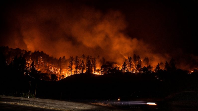 El incendio Glass afuera de Calistoga en el Valle de Napa, California, el 28 de septiembre de 2020 (Samuel Corum/AFP vía Getty Images)