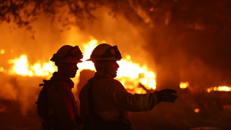 Bomberos luchan contra el incendio Glass en Calistoga, California, el 1 de octubre de 2020. (Justin Sullivan/Getty Images)