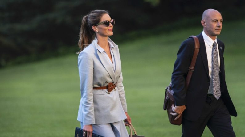 Hope Hicks, consejera del presidente Donald Trump, camina hacia la Casa Blanca después de salir de Marine One en South Lawn en Washington el 25 de junio de 2020. (Drew Angerer/Getty Images)