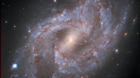 Hubble observa cómo una estrella en explosión se desvanece