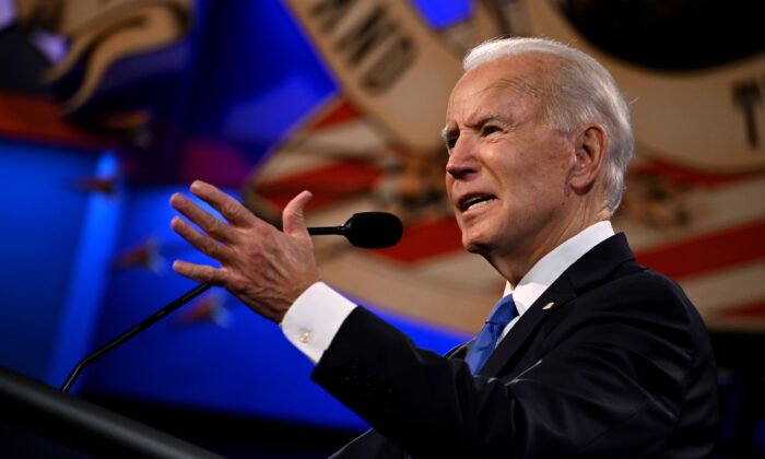 El candidato presidencial demócrata y exvicepresidente Joe Biden hace un gesto mientras habla durante el último debate presidencial en la Universidad Belmont en Nashville, Tennessee, el 22 de octubre de 2020. (Jim Watson/AFP/Getty Images)