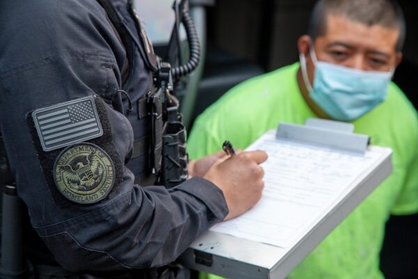 Un agente del DHS haciendo un arresto como parte de una operación dirigida a inmigrantes ilegales criminales, en California, entre el 28 de septiembre y el 2 de octubre de 2020. (Michael Johnson/Servicio de Inmigración y Control de Aduanas de Estados Unidos)