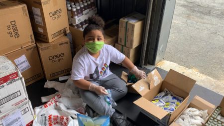 Niño de 7 años dirige una despensa comunitaria para ayudar a personas necesitadas durante la pandemia