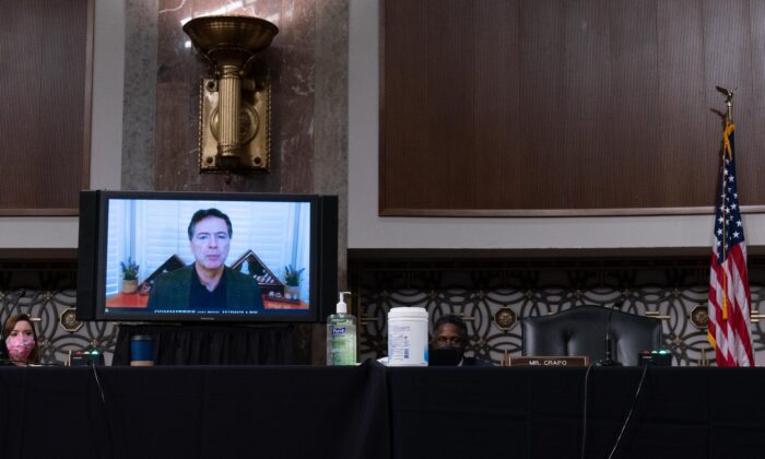 El exdirector del FBI James Comey comparece por video en una audiencia del Comité Judicial del Senado en Washington el 30 de septiembre de 2020. (Ken Cedeno-Pool/Getty Images)
