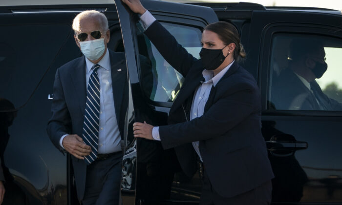 El candidato presidencial demócrata Joe Biden llega para abordar su avión de campaña en el Aeropuerto Internacional Raleigh-Durham en Morrisville, Carolina del Norte, el 18 de octubre de 2020. (Drew Angerer/Getty Images)