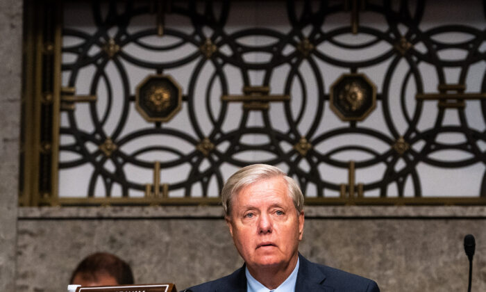 El senador Lindsey Graham (R-S.C.) escucha durante una audiencia del Subcomité de Asignaciones del Senado en el Capitolio de EE.UU., el 16 de septiembre de 2020. (Anna Moneymaker-Pool vía Getty Images)