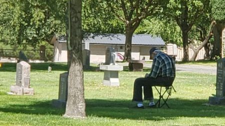 Hombre habla con veterano solitario en tumba de su esposa: hay «muchas personas que se preocupan»