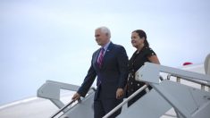 Mike Pence y la segunda dama Karen Pence emitieron sus votos anticipados en Indianápolis