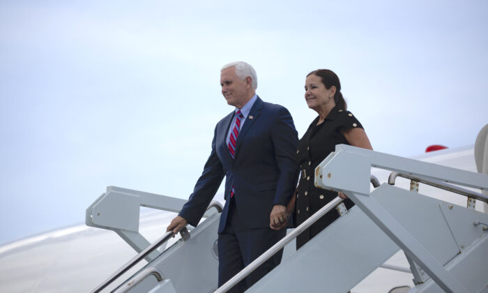 El vicepresidente Mike Pence y la segunda dama Karen Pence llegan a la estación de la Fuerza Aérea de Cabo Cañaveral para el lanzamiento del cohete SpaceX Falcon 9 con la nave espacial tripulada Crew Dragon en la plataforma de lanzamiento 39A en el Centro Espacial Kennedy en Cabo Cañaveral, Florida, el 30 de mayo de 2020. (Saul Martinez/Getty Images)
