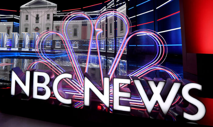 El logo de NBC News en un plató de televisión en Las Vegas (Nevada) el 18 de febrero de 2020. (Ethan Miller/Getty Images)
