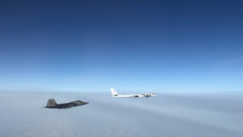 Un avión de combate F-22 "Raptor" (debajo) intercepta un bombardero ruso Tu-95 después de que ingresó a la Zona de Identificación de Defensa Aérea de Alaska, el 19 de octubre de 2020. (NORAD)