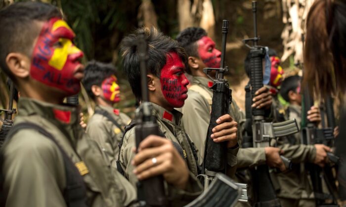 Guerrilleros del Nuevo Ejército del Pueblo en formación en la cordillera de la Sierra Madre, situada al este de Manila (Filipinas), el 30 de julio de 2017. (Noel Celis/AFP vía Getty Images)
