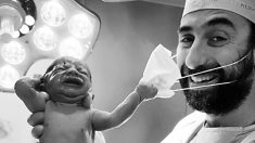 Foto de bebé recién nacido quitándole la mascarilla al doctor brinda una “señal de esperanza”