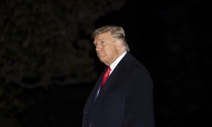 El presidente Donald Trump camina por el jardín sur de la Casa Blanca en Washington, el 20 de octubre de 2020. (Tasos Katopodis/Getty Images)