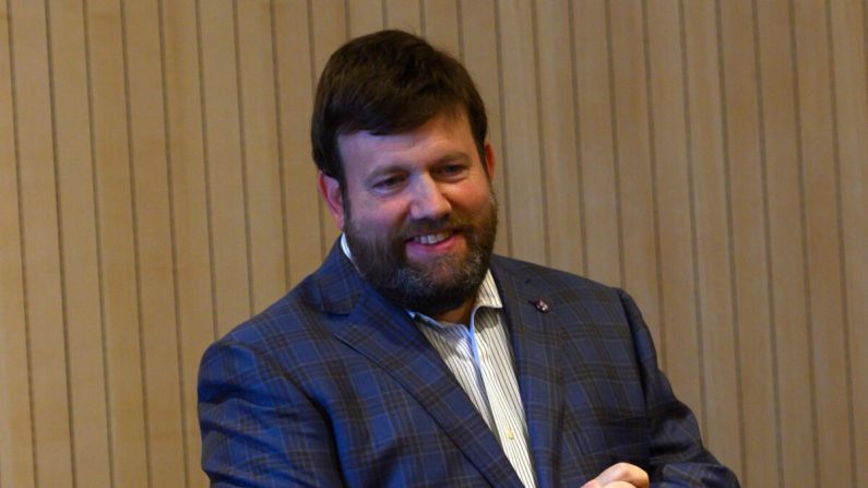 El profesor y consultor republicano Frank Luntz sonríe mientras habla a los estudiantes junto con el secretario de Estado de Estados Unidos en el campus de la Universidad de Nueva York en Abu Dhabi el 13 de enero de 2019. (Andrew Caballero-Reynolds/ POOL/AFP vía Getty Images)
