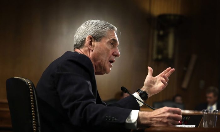 El entonces director del FBI, Robert Mueller, testifica durante una audiencia ante el Comité Judicial del Senado en Capitol Hill,  Washington, el 19 de junio de 2013. (Alex Wong/Getty Images)