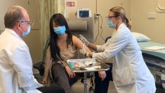 Hospital de Newport Beach administra la primera dosis de un ensayo de vacuna para COVID-19