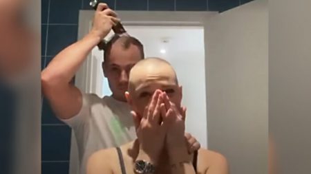 Conmovedor video muestra a hombre rapándose la cabeza para mostrar apoyo a su novia con alopecia