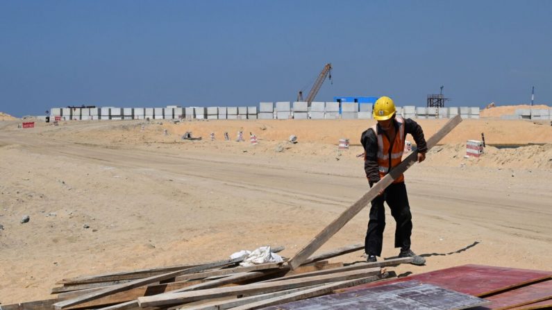 Un trabajador chino trabaja en un sitio de construcción en un terreno recuperado, parte de un proyecto financiado por China para Port City, en Colombo, Sri Lanka, el 24 de febrero de 2020. (ISHARA S. KODIKARA/AFP a través de Getty Images)
