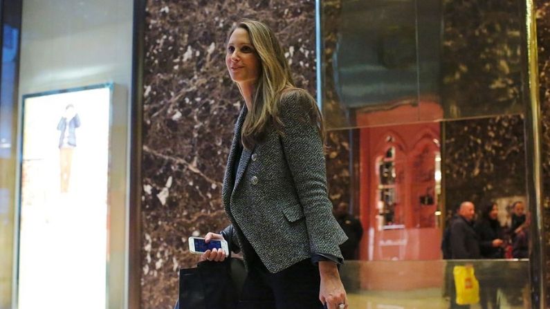 La explanificadora de eventos especiales de Vogue, Stephanie Winston Wolkoff, se detiene para una foto frente a los medios de comunicación en la Torre Trump en Nueva York el 2 de diciembre de 2016. (KENA BETANCUR/AFP vía Getty Images)
