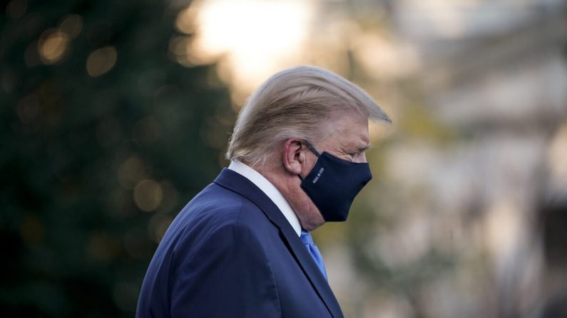 El presidente Donald Trump deja la Casa Blanca para ir al Centro Médico Militar Nacional Walter Reed en el Jardín Sur de la Casa Blanca en Washington, el 2 de octubre de 2020. (Drew Angerer/Getty Images)