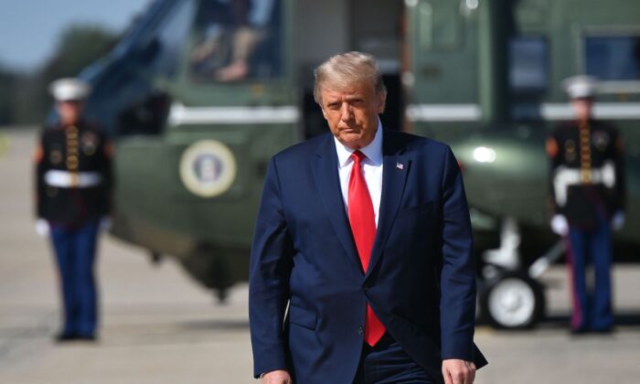 El presidente Donald Trump llega a la Base Aérea Andrews (Maryland) el 30 de septiembre de 2020. (Mandel Ngan/AFP vía Getty Images)