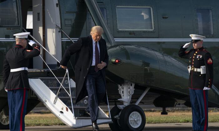 El presidente Donald Trump se baja del Marine One en Morristown, N.J., después de asistir a un evento de recaudación de fondos en el Trump National Golf Club en Bedminster, N.J., el 1 de octubre. 2020. (Evan Vucci/AP Photo)