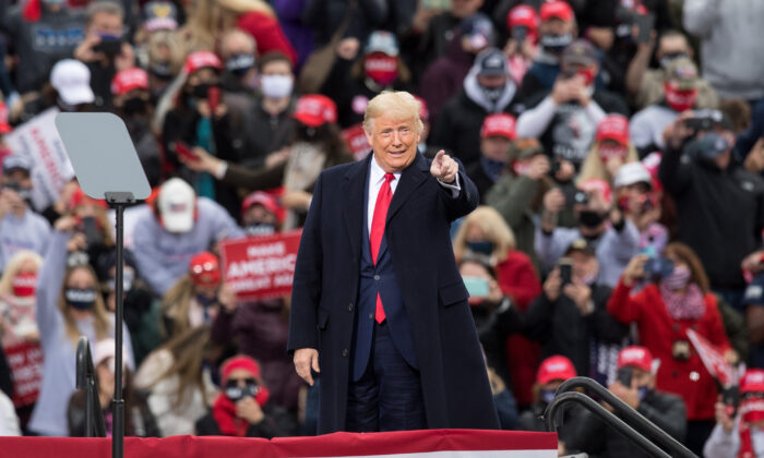 El presidente de los Estados Unidos, Donald Trump, hace un gesto a sus partidarios durante un acto de campaña en Londonderry, New Hampshire, el 25 de octubre de 2020. (Scott Eisen/Getty Images)