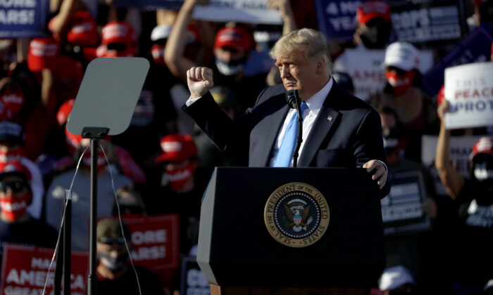 El presidente Donald Trump hace gestos durante un mitin de campaña en Carson City, Nevada, el 18 de octubre de 2020. (Stephen Lam/Getty Images)