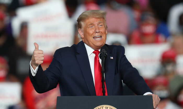 El presidente Donald Trump habla durante un acto de campaña en el Aeropuerto Internacional Orlando Sanford en Sanford, Florida, el 12 de octubre de 2020. (Joe Raedle/Getty Images)