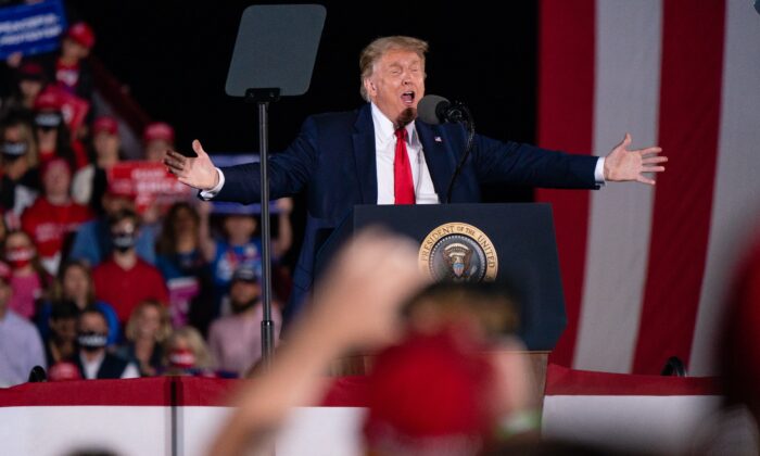 El presidente de Estados Unidos, Donald Trump, habla en un rally de campaña electoral en Macon, Georgia, el 16 de octubre de 2020. (Elijah Nouvelage/Getty Images)