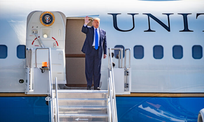 El presidente Donald Trump saluda a sus seguidores en el aeropuerto John Wayne, de Santa Ana, California, el 18 de octubre de 2020. (John Fredricks/The Epoch Times)