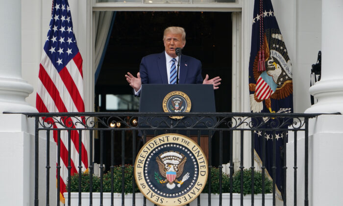 El presidente Donald Trump habla sobre la ley y el orden desde el pórtico sur de la Casa Blanca en Washington el 10 de octubre de 2020. (Mandel Ngan/AFP vía Getty Images)
