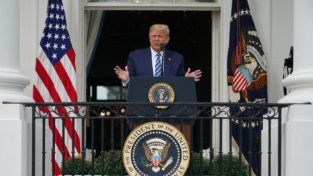 Trump elogia el apoyo de las fuerzas de seguridad en primer evento presencial tras su recuperación