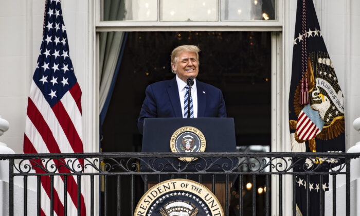 El presidente Donald Trump se dirige a una multitud durante un evento a favor de la ley y el orden en el Jardín Sur de la Casa Blanca el 10 de octubre de 2020. (Samuel Corum/Getty Images)